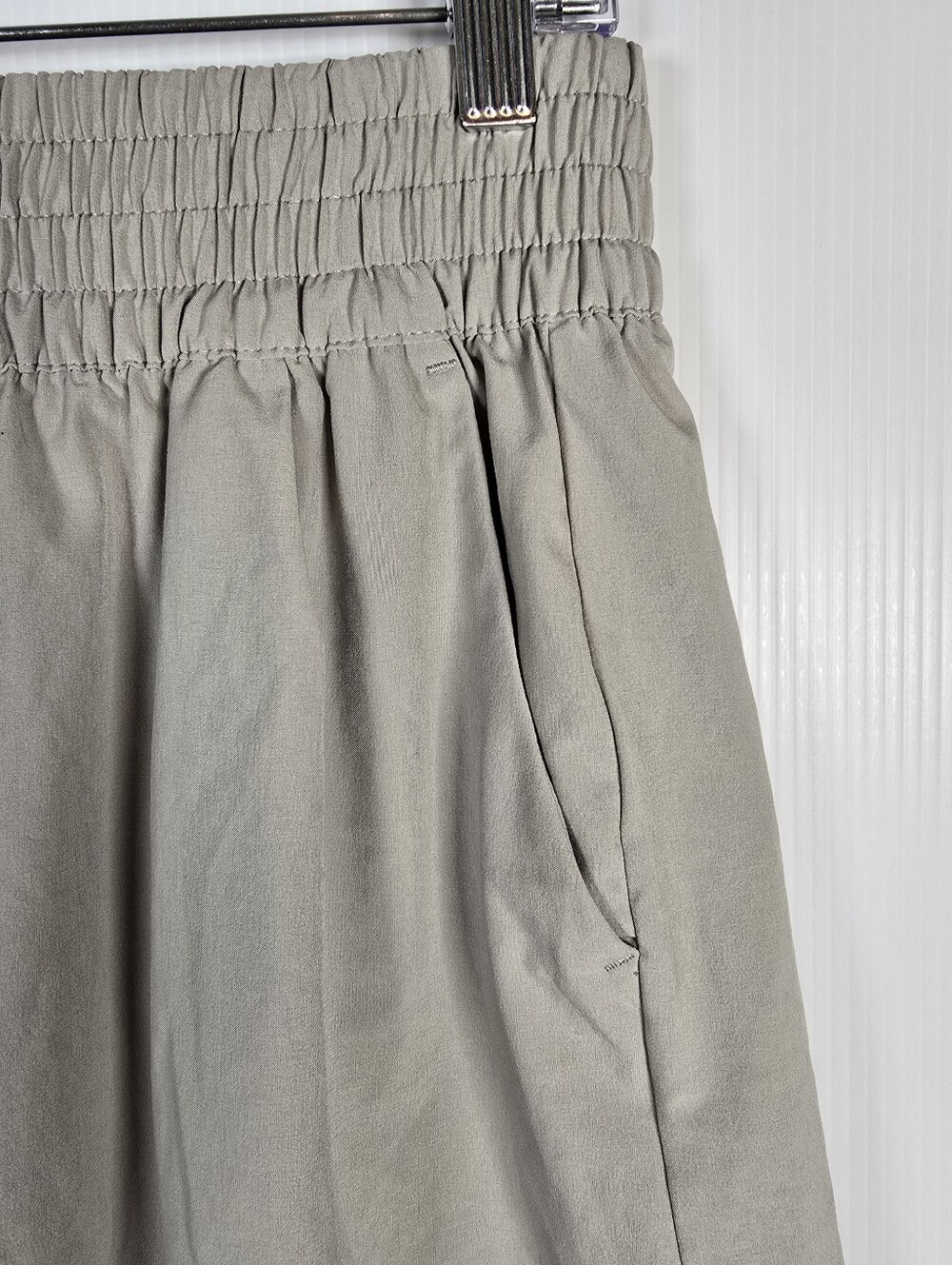 NWOT Vuori Villa Coll. Elastic Waistband Wrinkle Resistant Lt. Grey Shorts SizeM - Picture 4 of 12